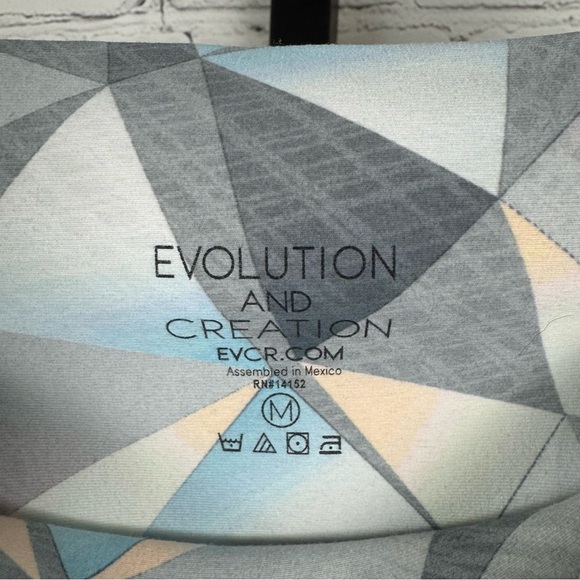 Evolution and Creation Geometric Print Capri Length Leggings Size Medium - Picture 4 of 5